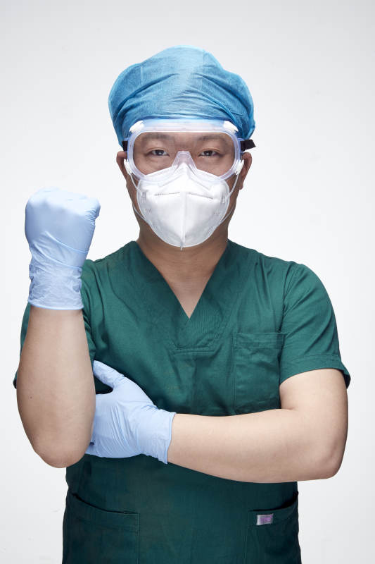 穿刷手衣黛手术帽手术手套护目镜的男性医生图片