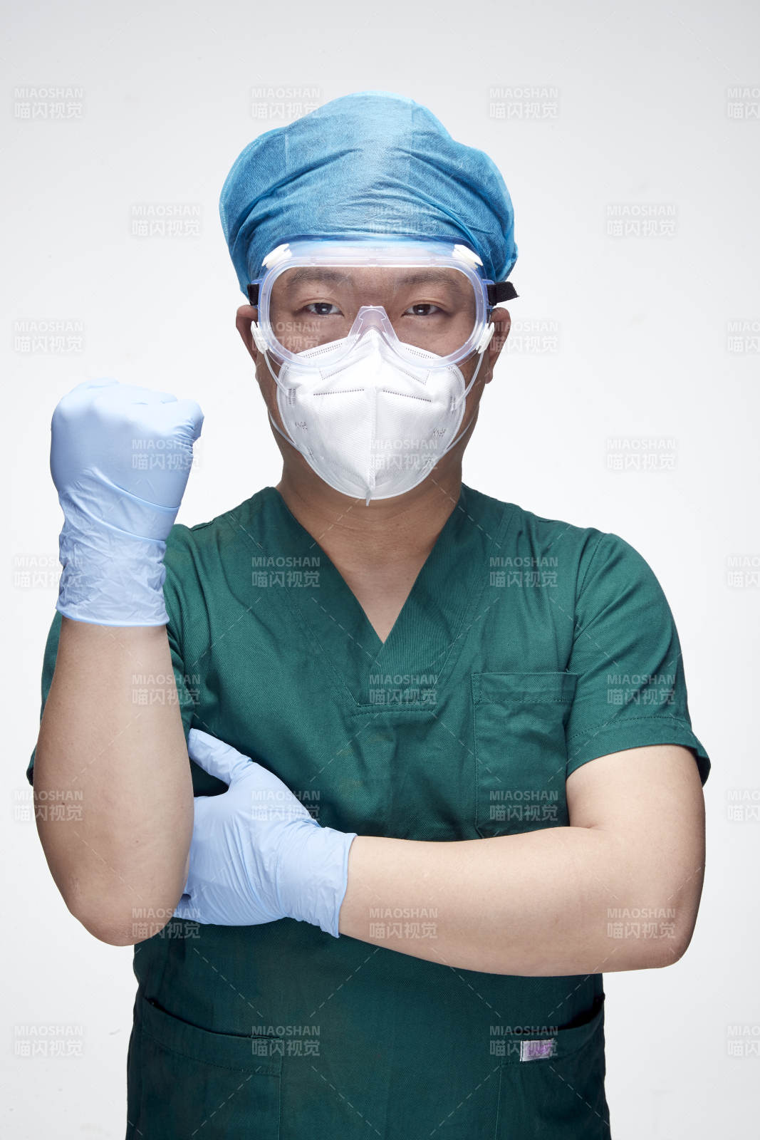 穿刷手衣黛手术帽手术手套护目镜的男性医生图片