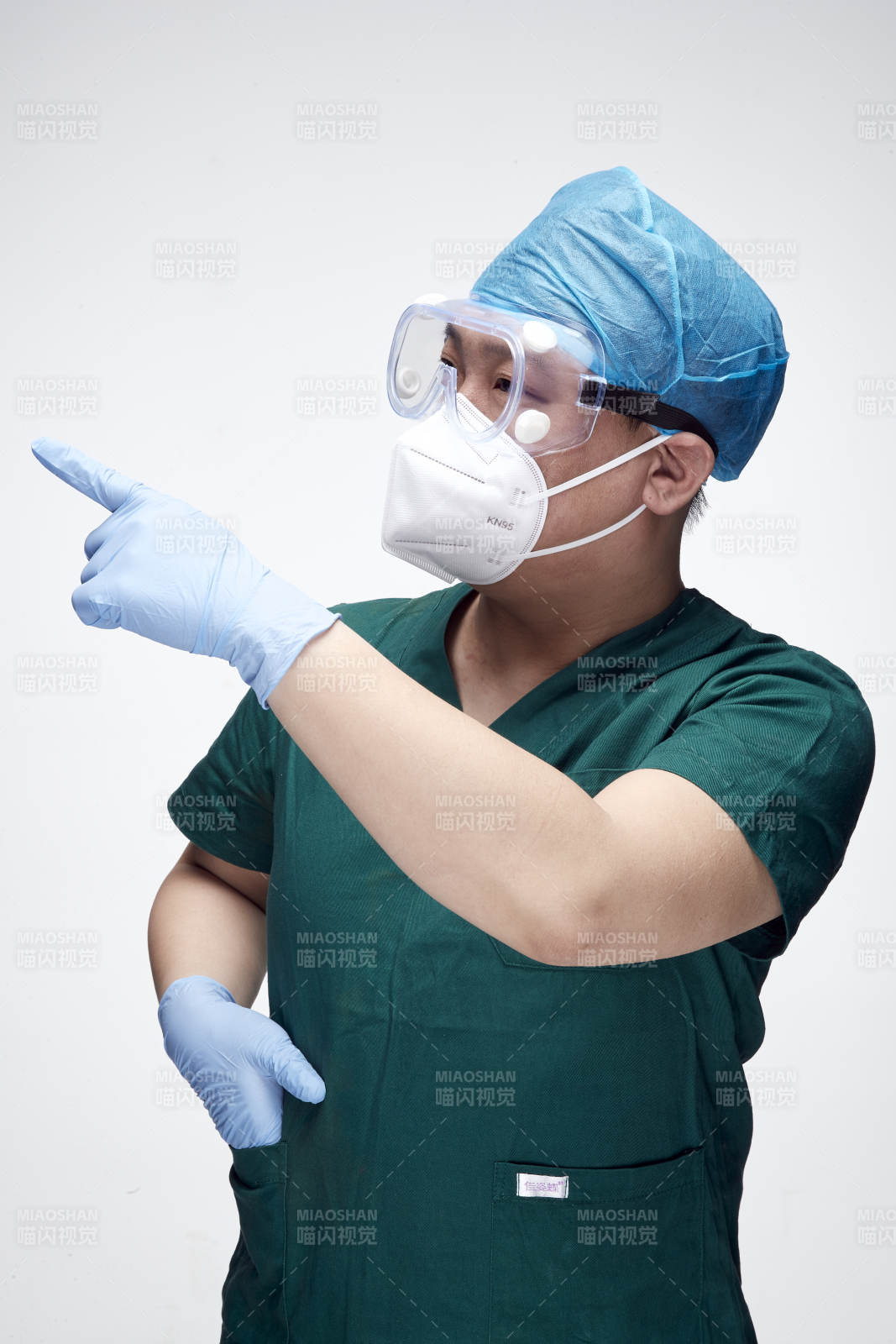 穿刷手衣黛手术帽手术手套护目镜的男性医生图片