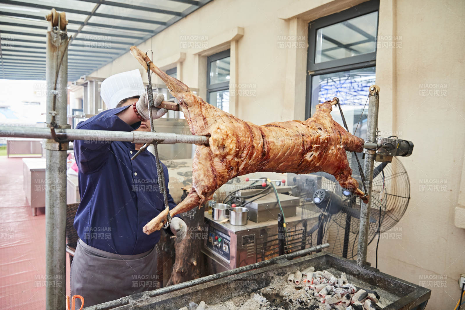 厨师在全神贯注的烤制全羊图片