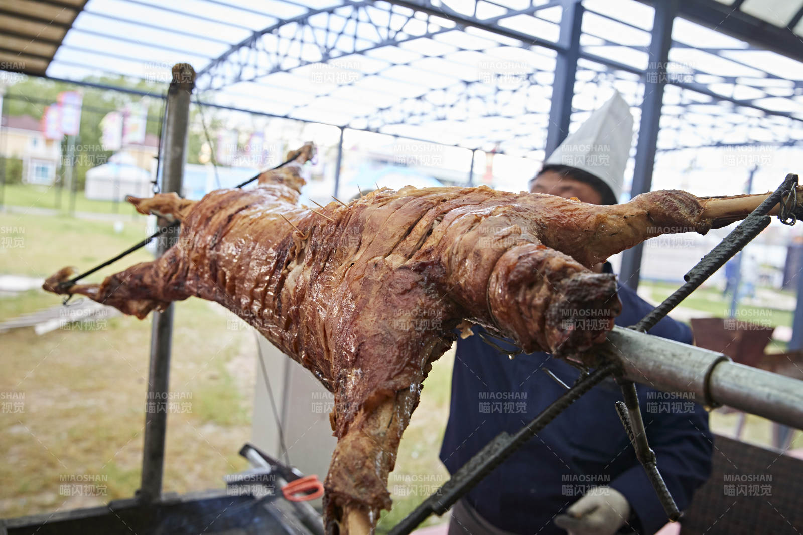厨师在全神贯注的烤制全羊图片