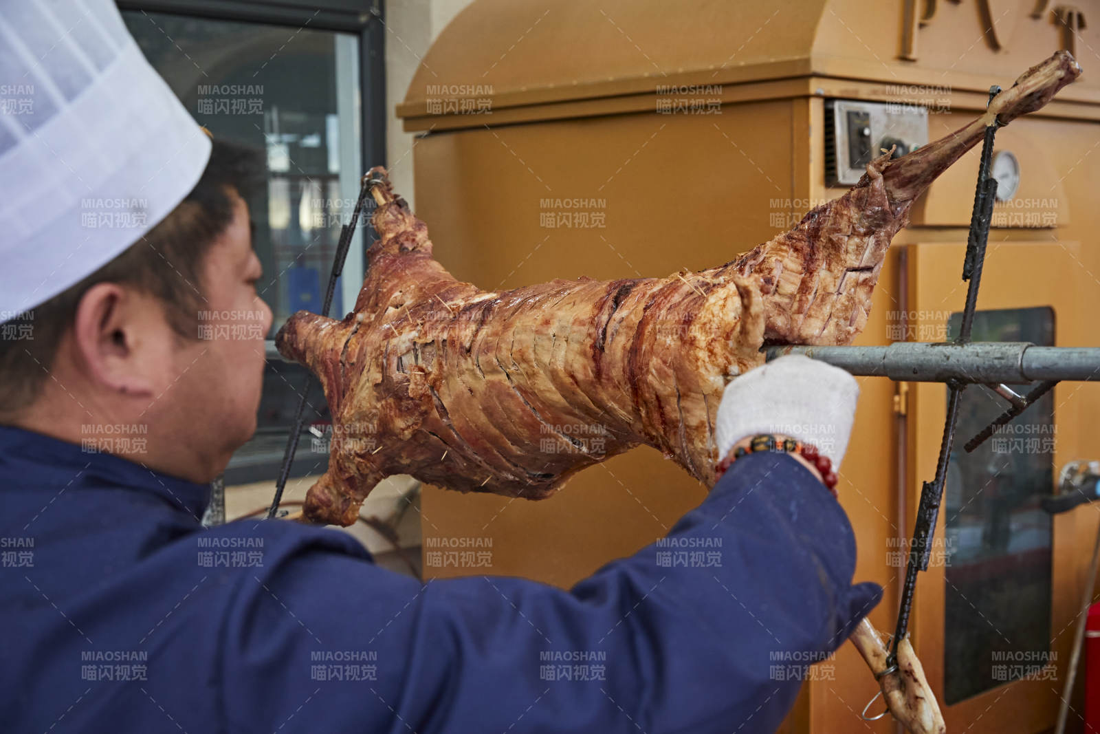 厨师在全神贯注的烤制全羊图片