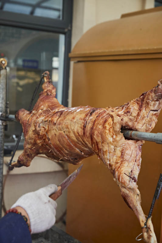 厨师在全神贯注的烤制全羊图片