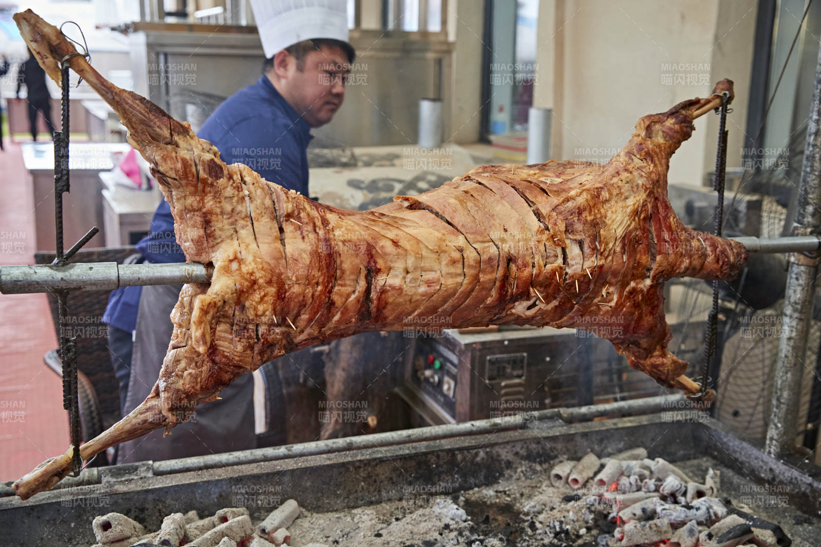 厨师在全神贯注的烤制全羊图片