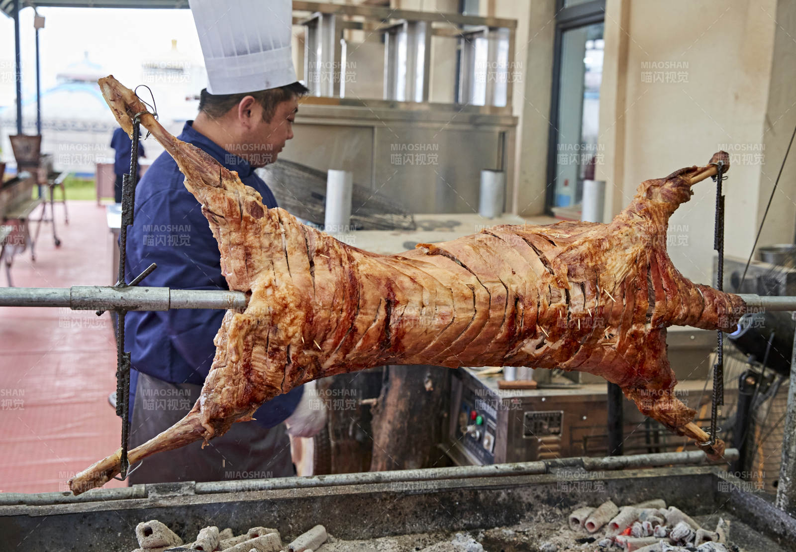 厨师在全神贯注的烤制全羊图片
