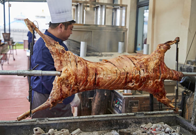 厨师在全神贯注的烤制全羊图片