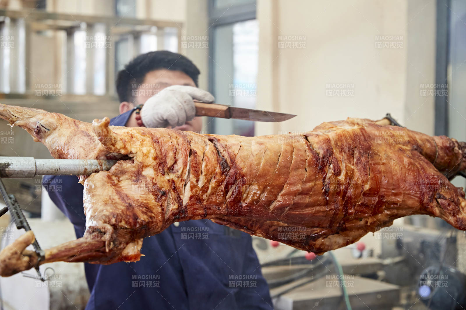 厨师在全神贯注的烤制全羊图片