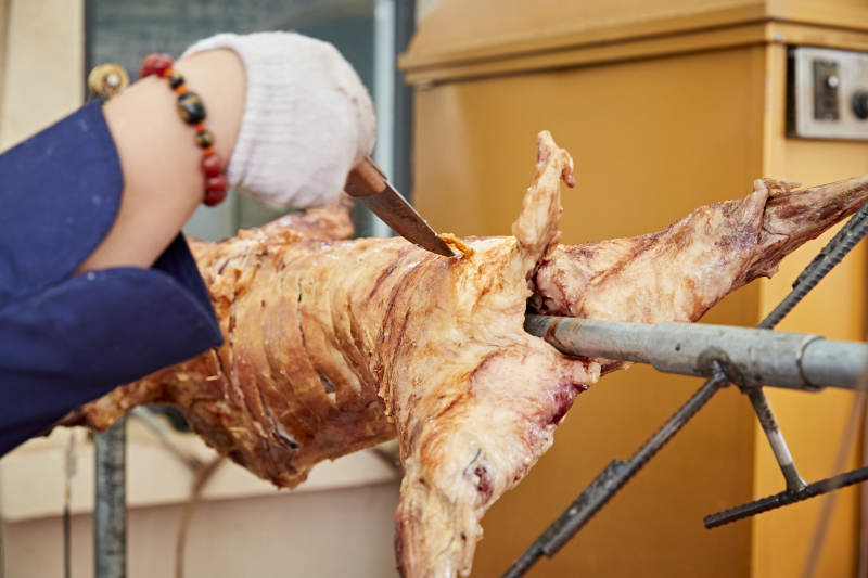 厨师在全神贯注的烤制全羊图片