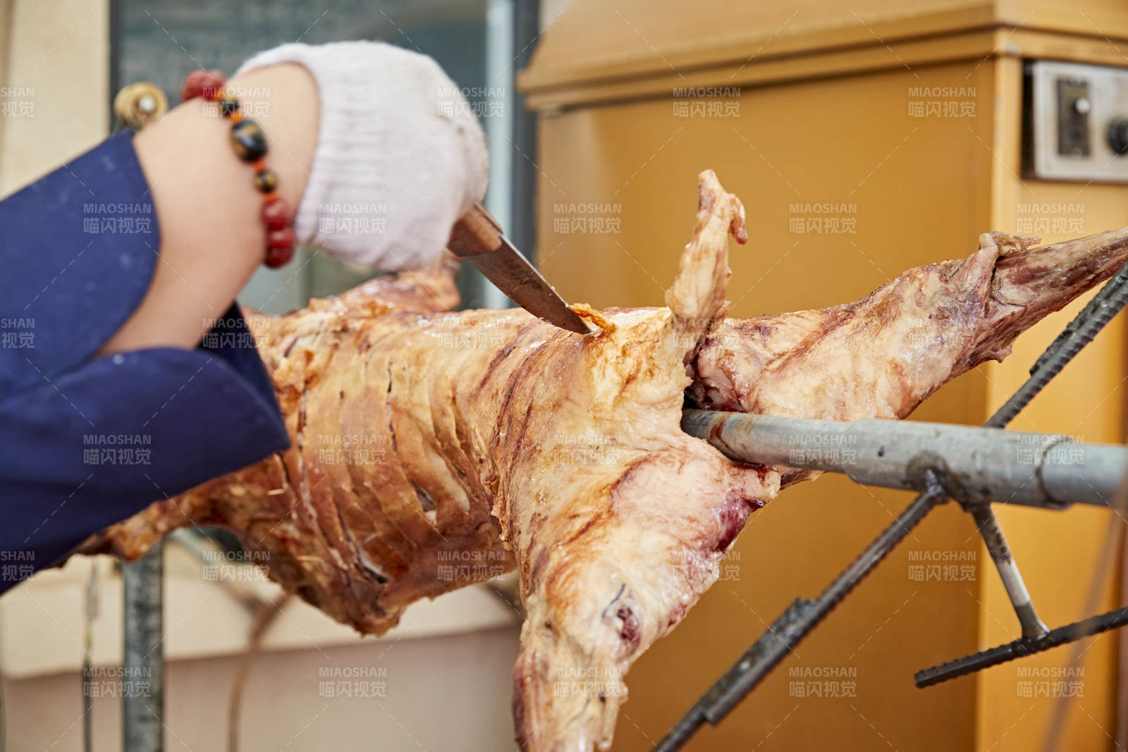 厨师在全神贯注的烤制全羊图片