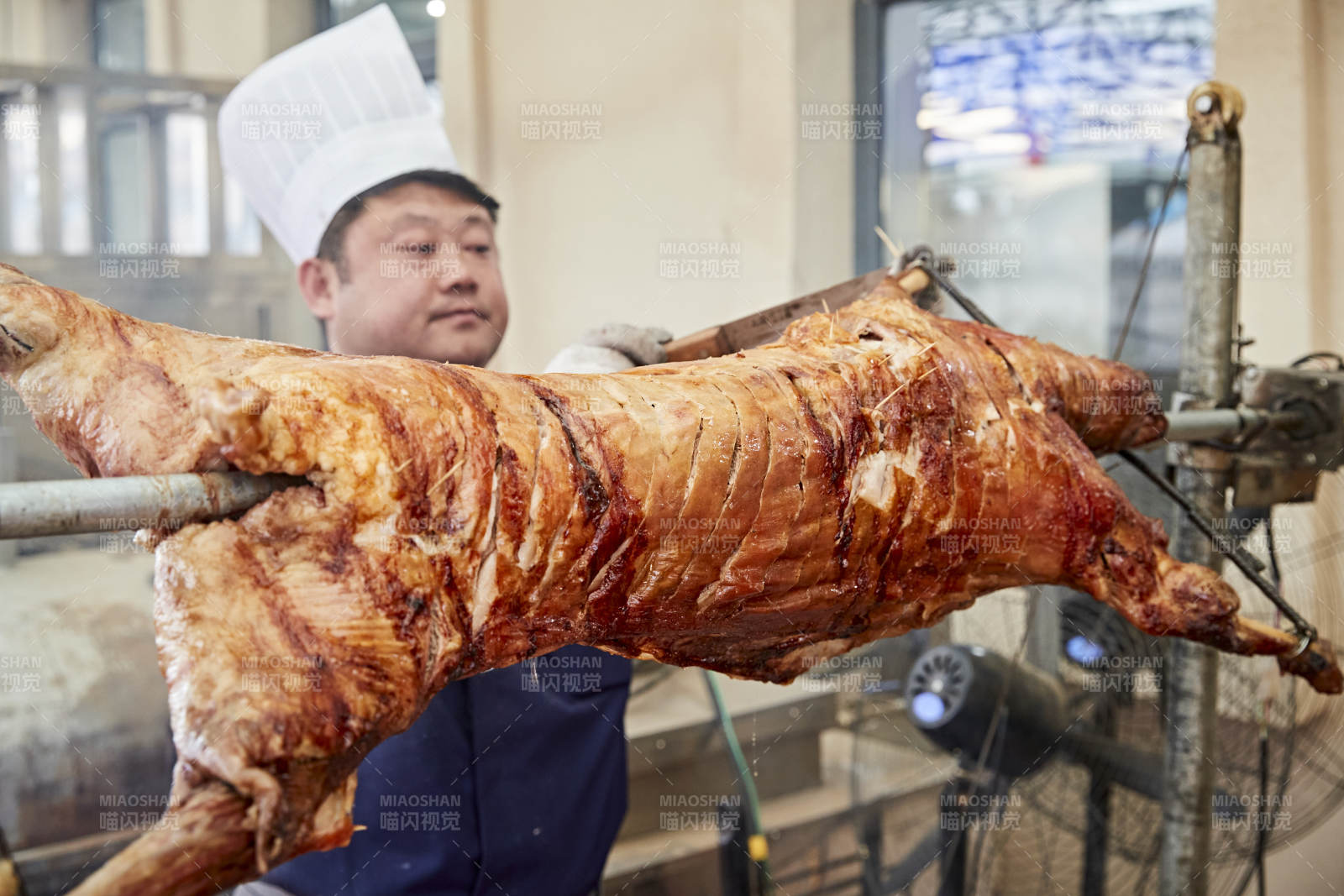 厨师在全神贯注的烤制全羊图片