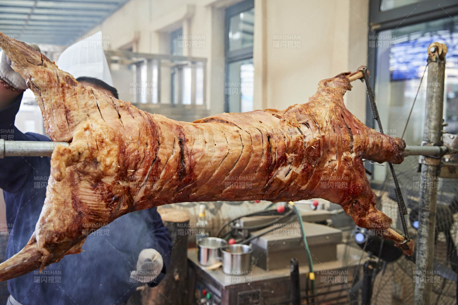 厨师在全神贯注的烤制全羊图片