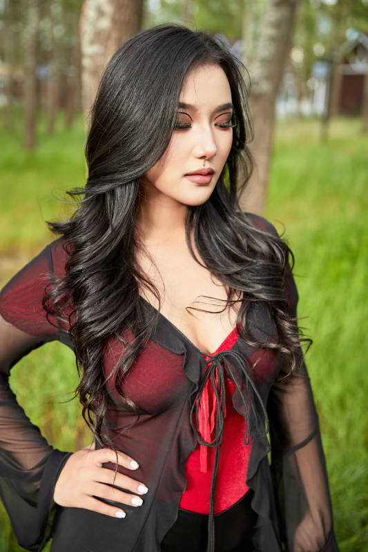 穿着性感服饰在户外拍照的亚洲女性图片