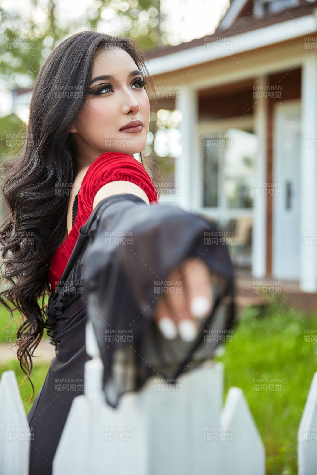 穿着性感服饰在户外拍照的亚洲女性图片