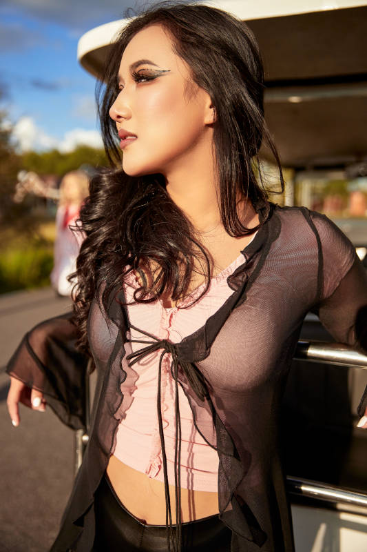 穿着性感服饰的美女在景区逛逛车上拍照图片