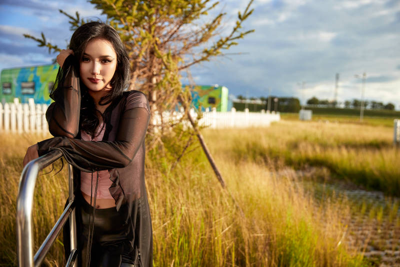 穿着性感服饰的美女在景区逛逛车上拍照图片