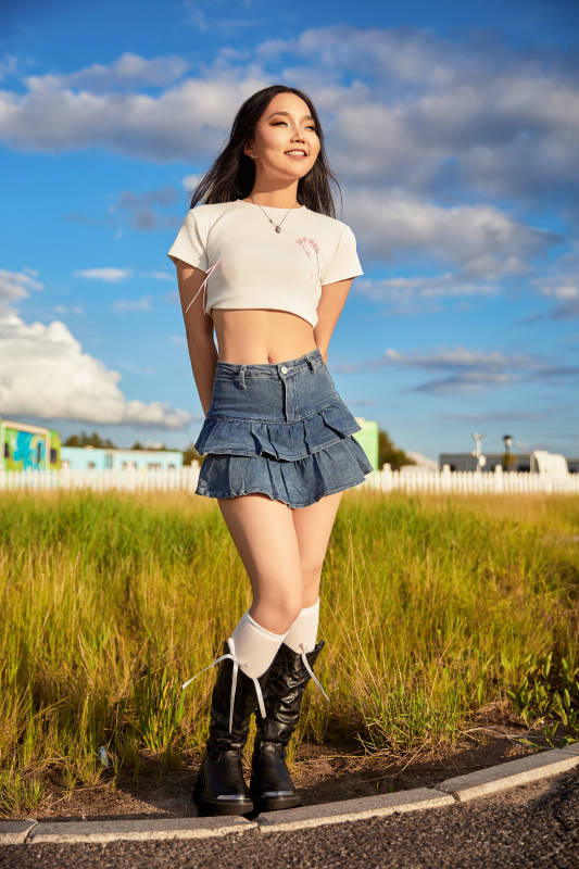 在景区旅游拍照的蒙古族美丽姑娘图片