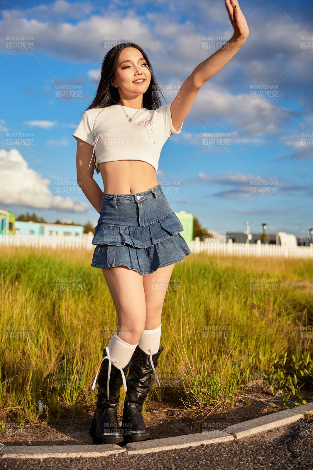 在景区旅游拍照的蒙古族美丽姑娘图片