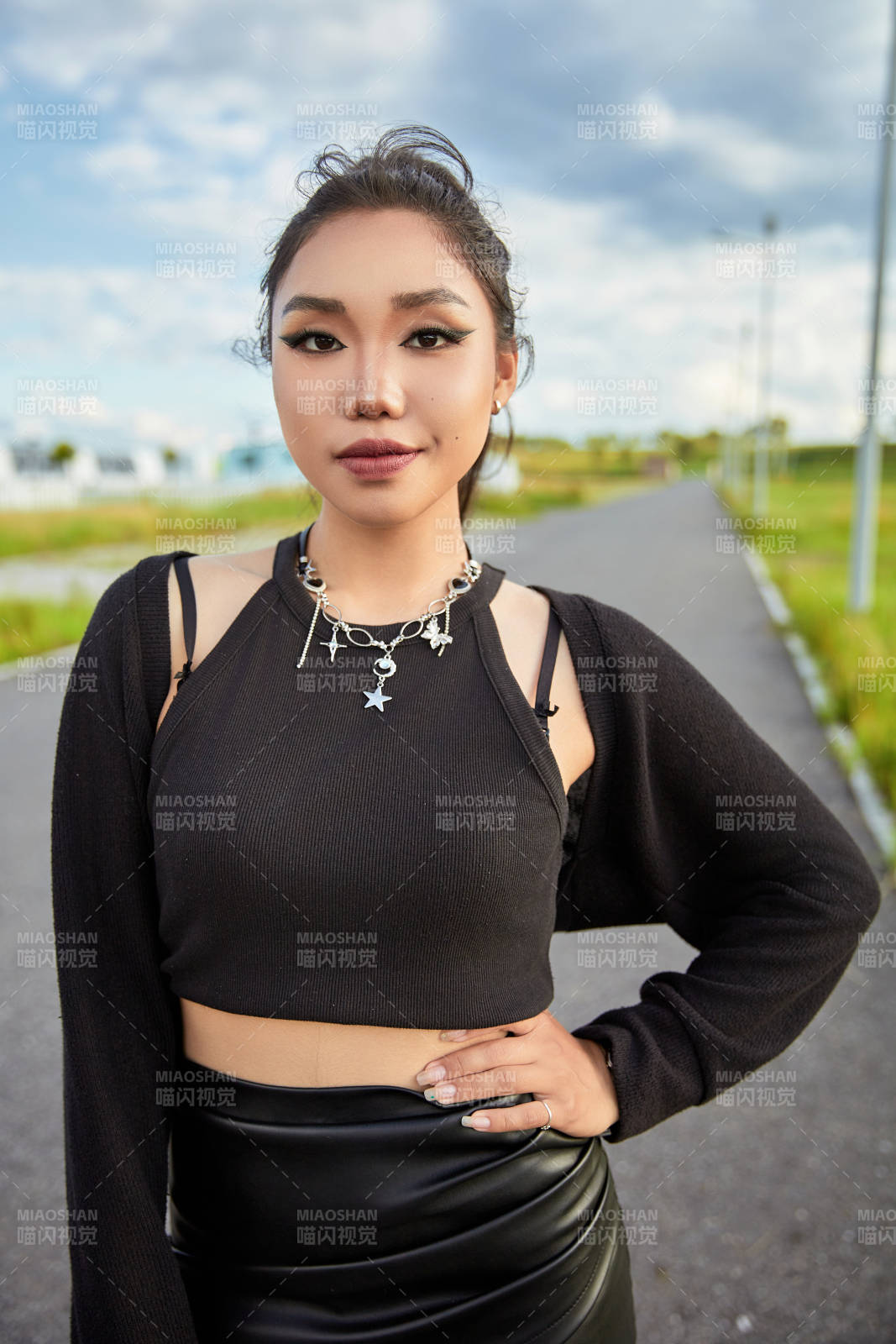 在坝上草原景区旅游拍照的亚洲女性图片