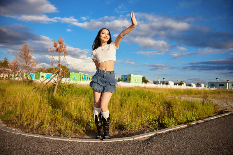 在景区旅游拍照的蒙古族美丽姑娘图片