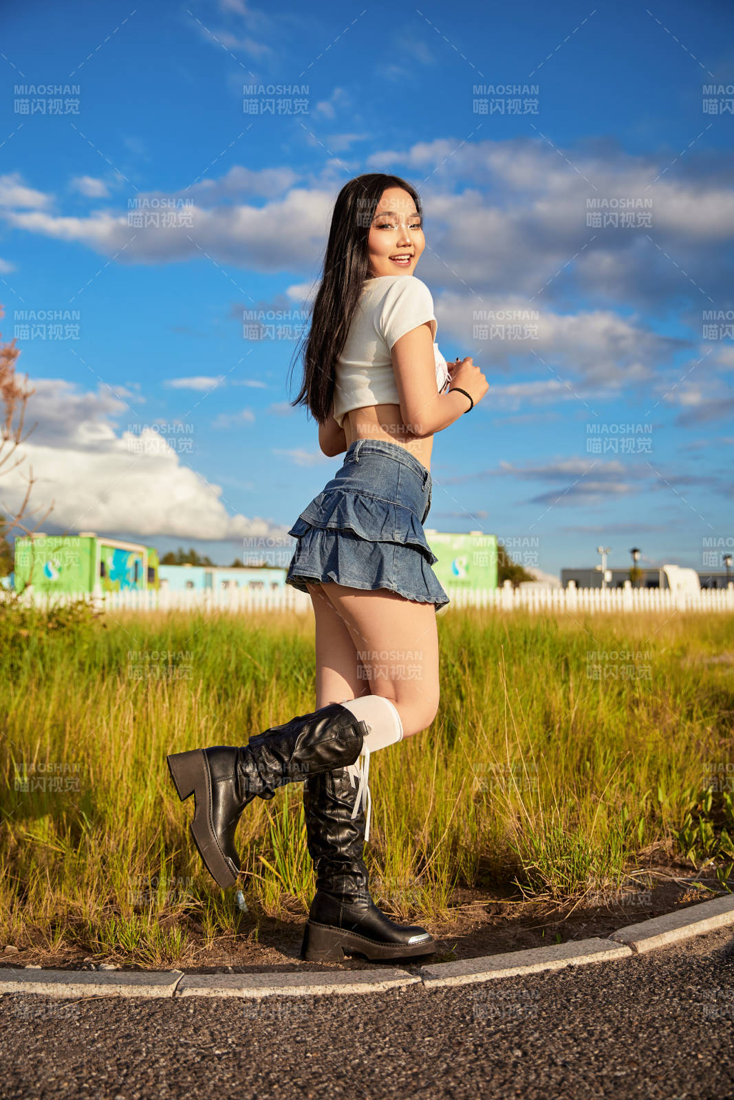 在景区旅游拍照的蒙古族美丽姑娘图片