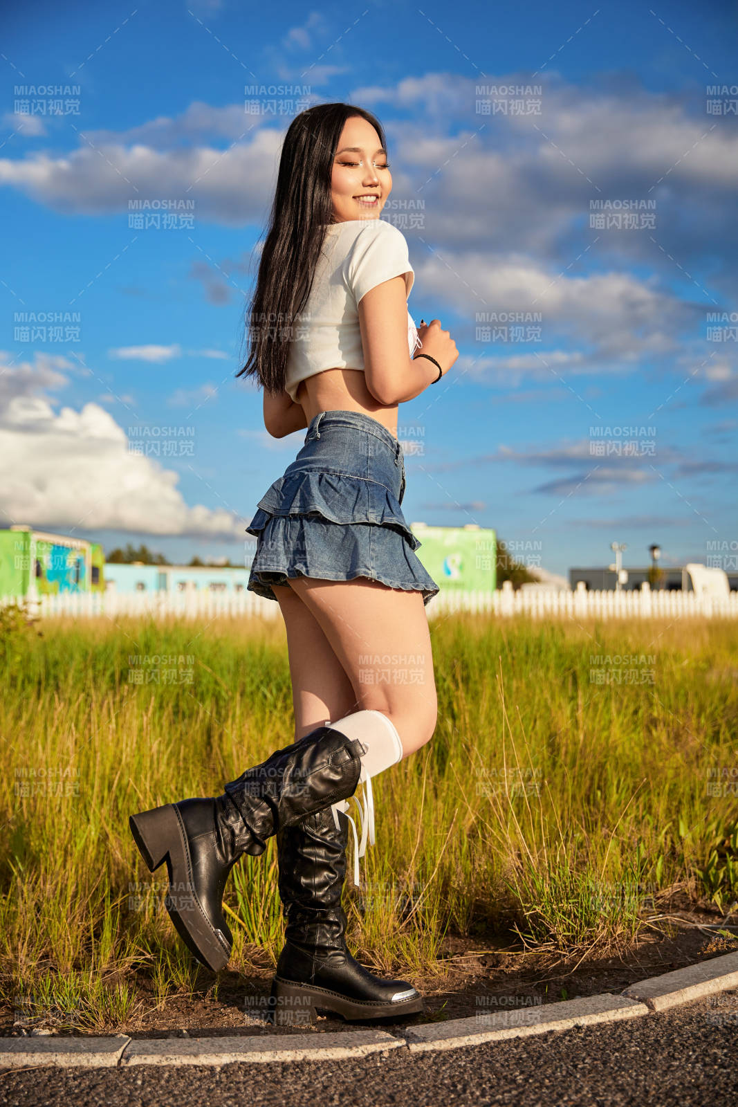 在景区旅游拍照的蒙古族美丽姑娘图片