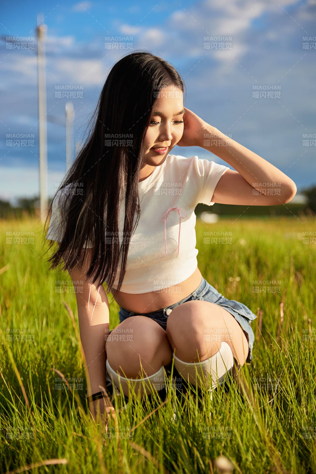 在景区旅游拍照的蒙古族美丽姑娘图片