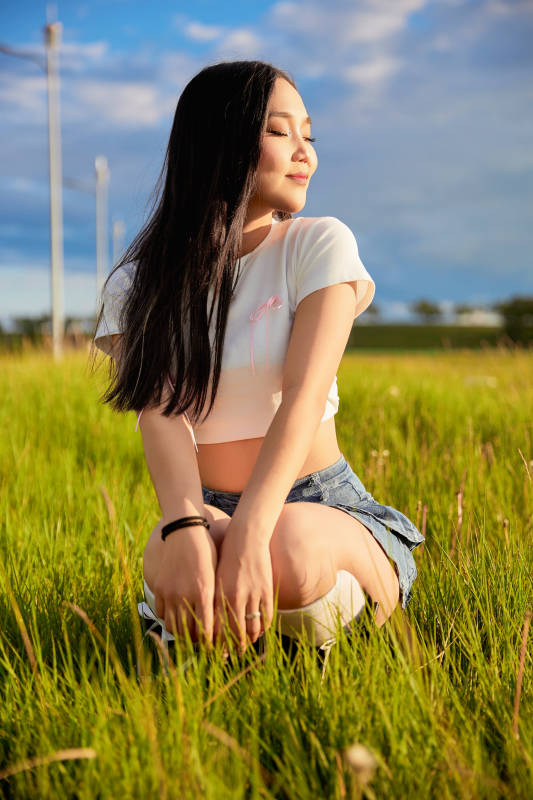 在景区旅游拍照的蒙古族美丽姑娘图片