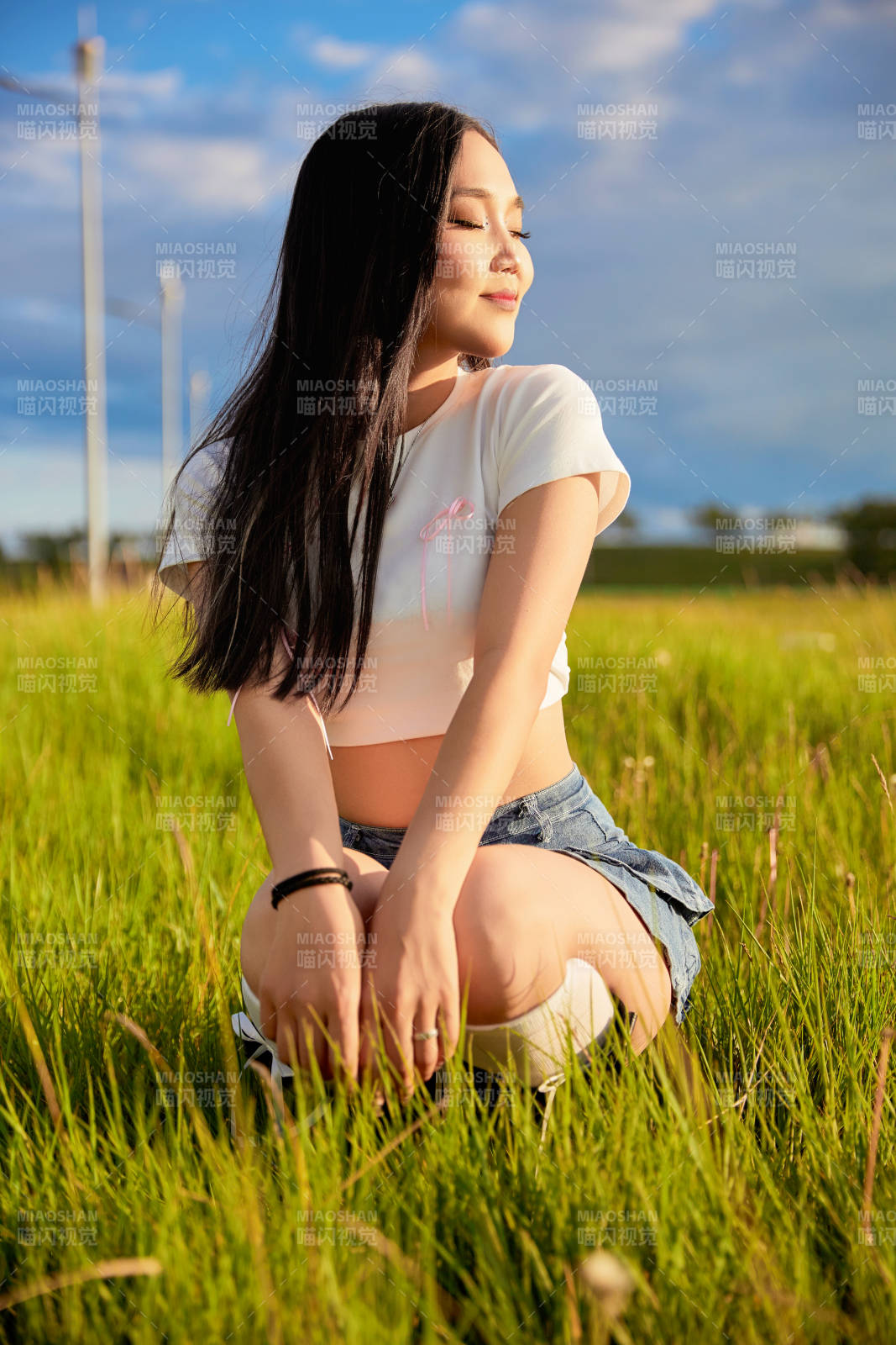 在景区旅游拍照的蒙古族美丽姑娘图片