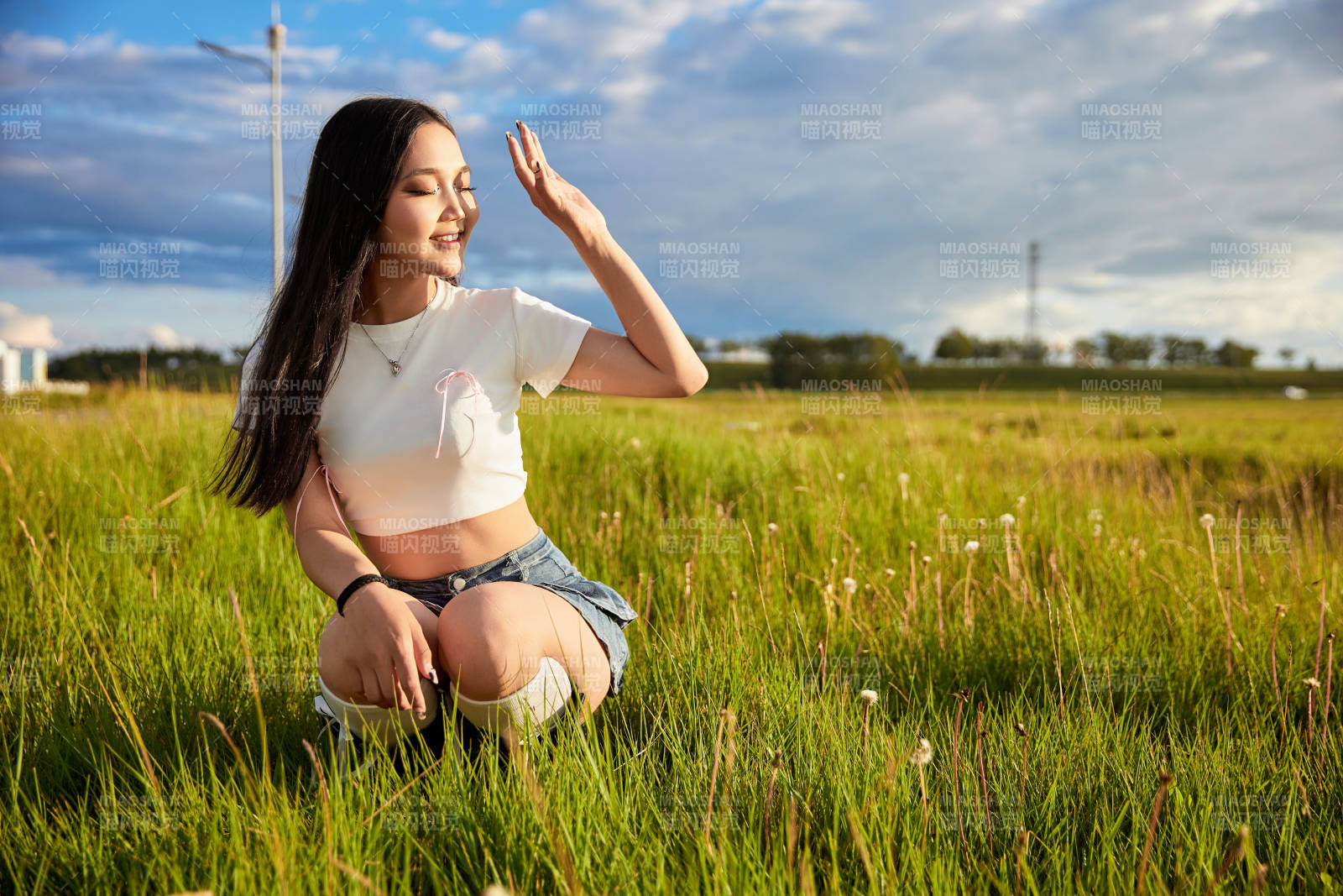 在景区旅游拍照的蒙古族美丽姑娘图片