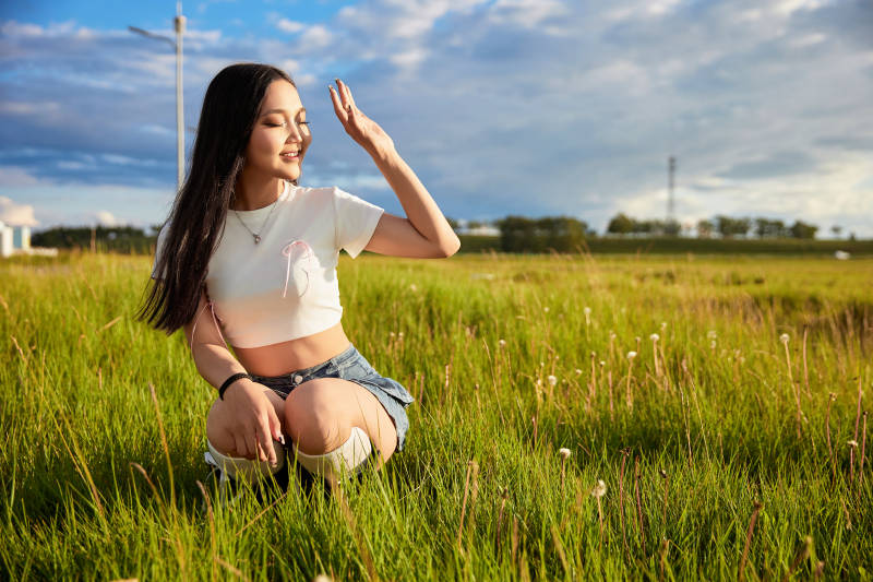 在景区旅游拍照的蒙古族美丽姑娘图片