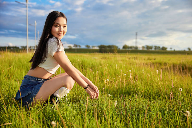 在景区旅游拍照的蒙古族美丽姑娘图片