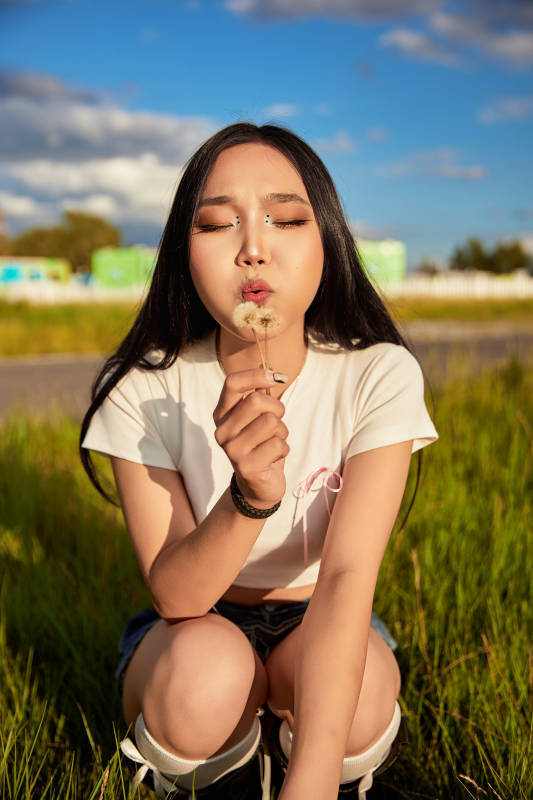 在景区旅游拍照的蒙古族美丽姑娘图片