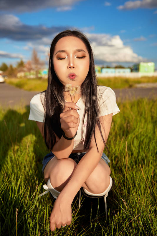 在景区旅游拍照的蒙古族美丽姑娘图片