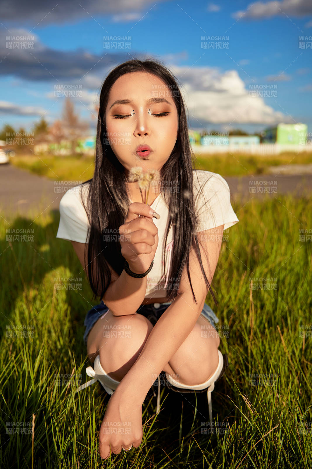 在景区旅游拍照的蒙古族美丽姑娘图片