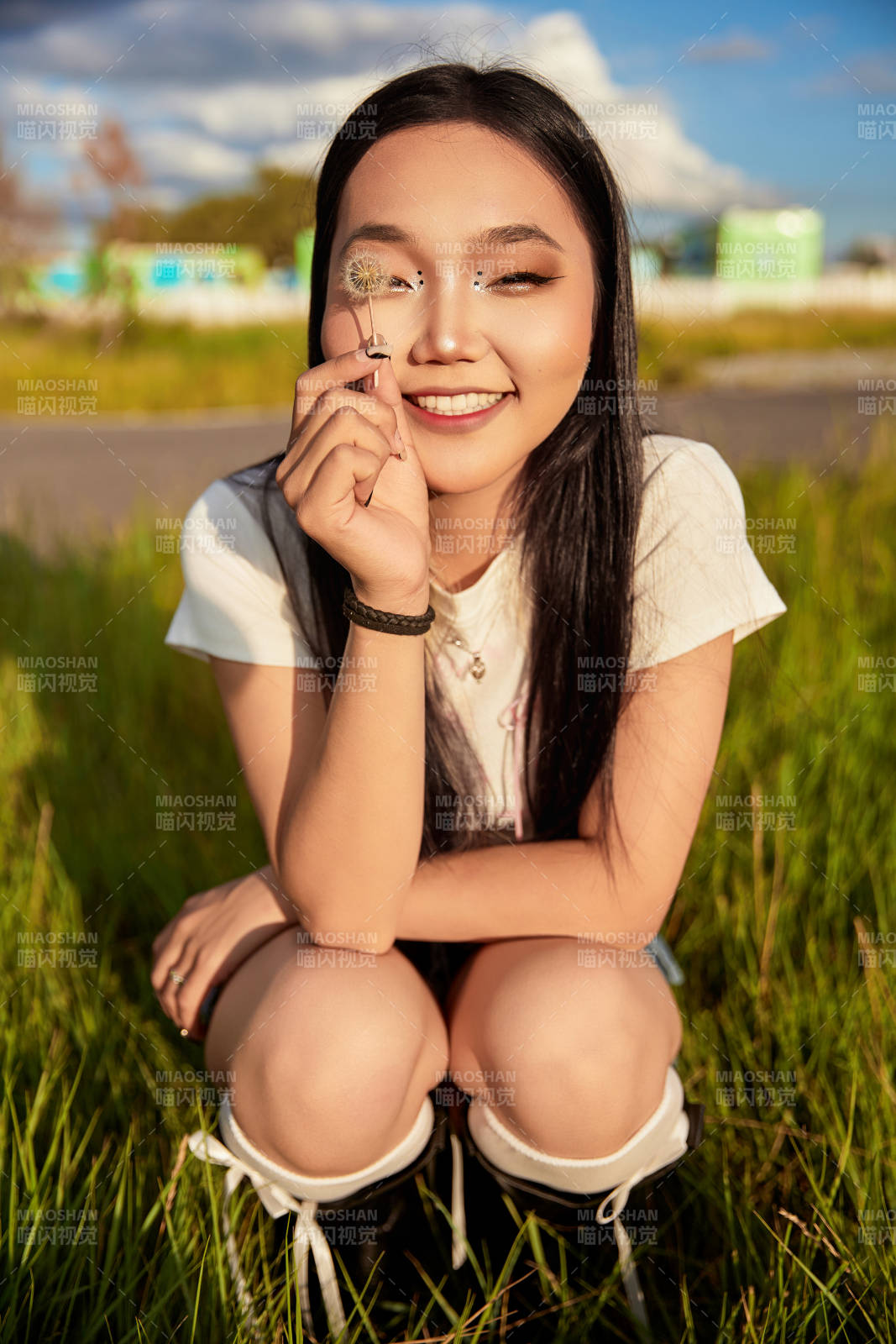 在景区旅游拍照的蒙古族美丽姑娘图片