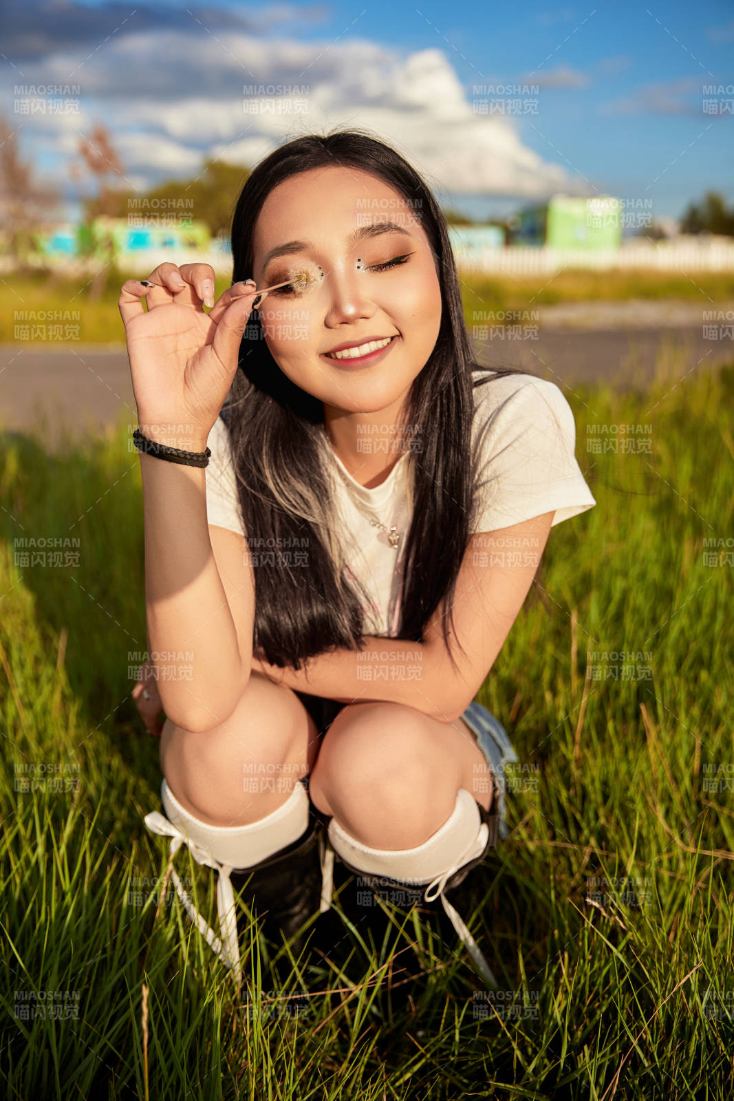 在景区旅游拍照的蒙古族美丽姑娘图片