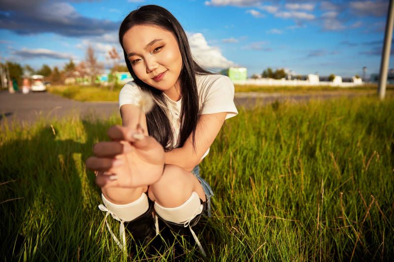 在景区旅游拍照的蒙古族美丽姑娘图片