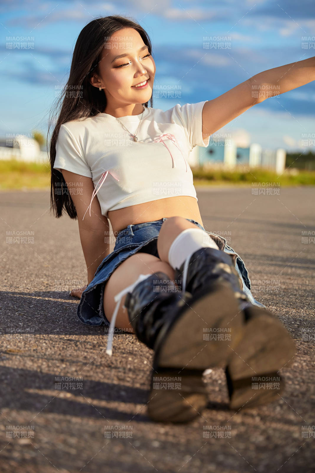 在景区旅游拍照的蒙古族美丽姑娘图片