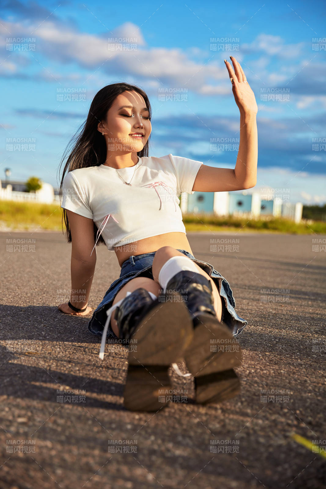 在景区旅游拍照的蒙古族美丽姑娘图片