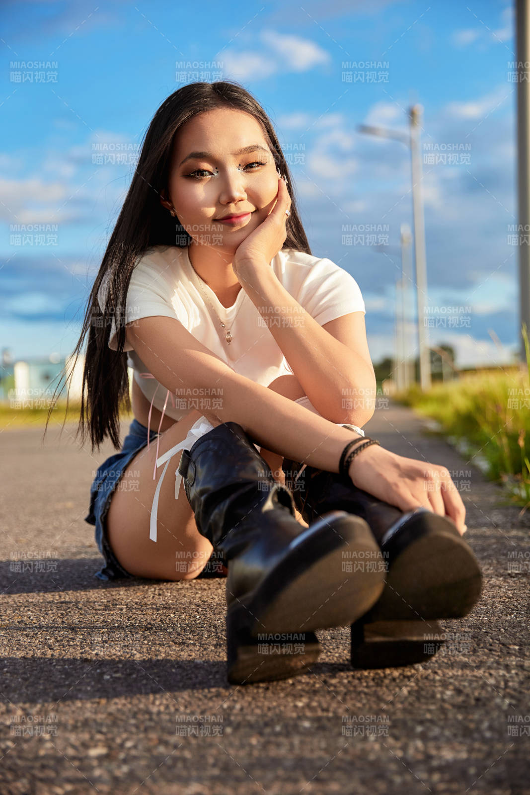 在景区旅游拍照的蒙古族美丽姑娘图片