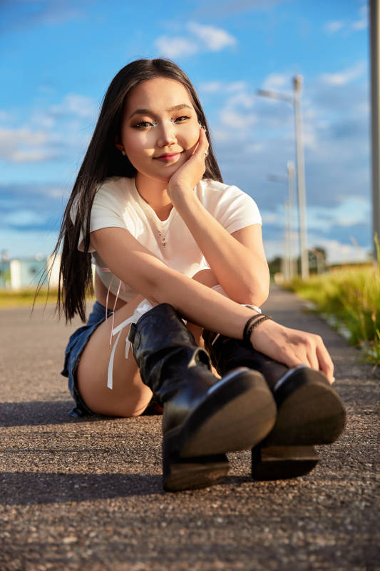 在景区旅游拍照的蒙古族美丽姑娘图片