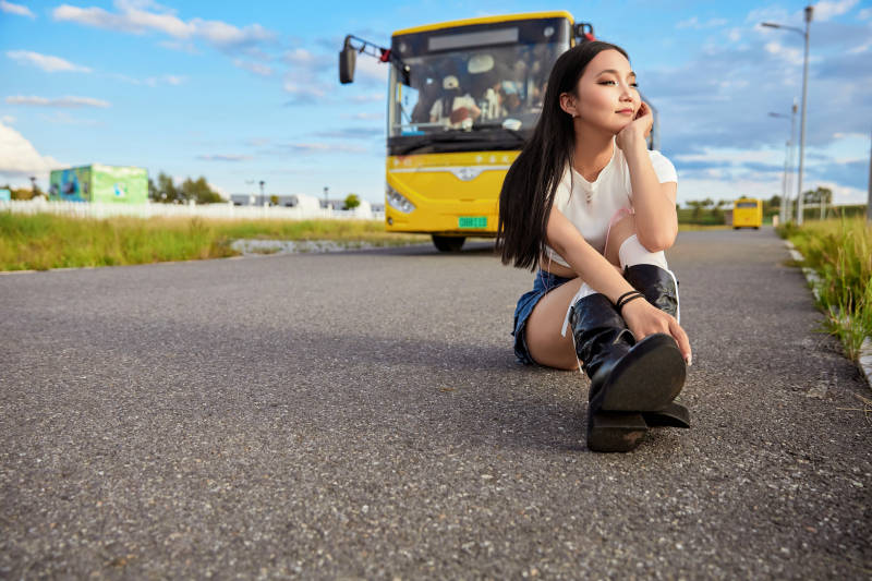 在景区旅游拍照的蒙古族美丽姑娘图片