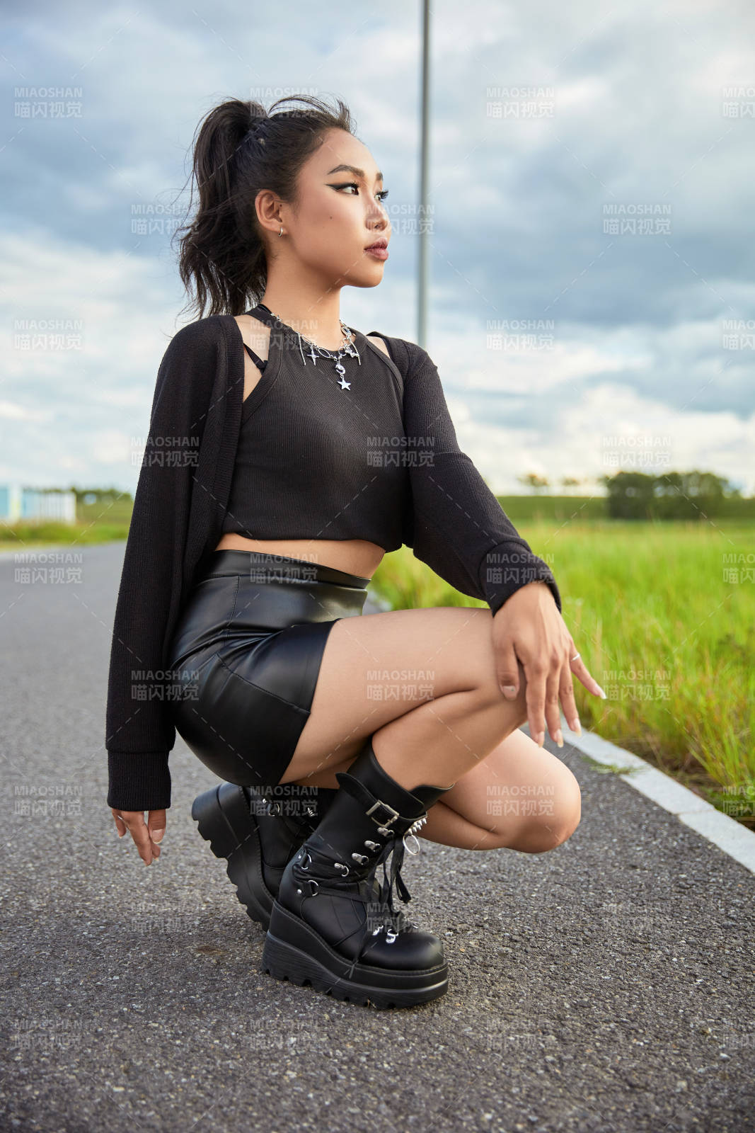 在坝上草原景区旅游拍照的亚洲女性图片