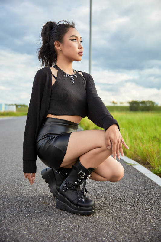 在坝上草原景区旅游拍照的亚洲女性图片