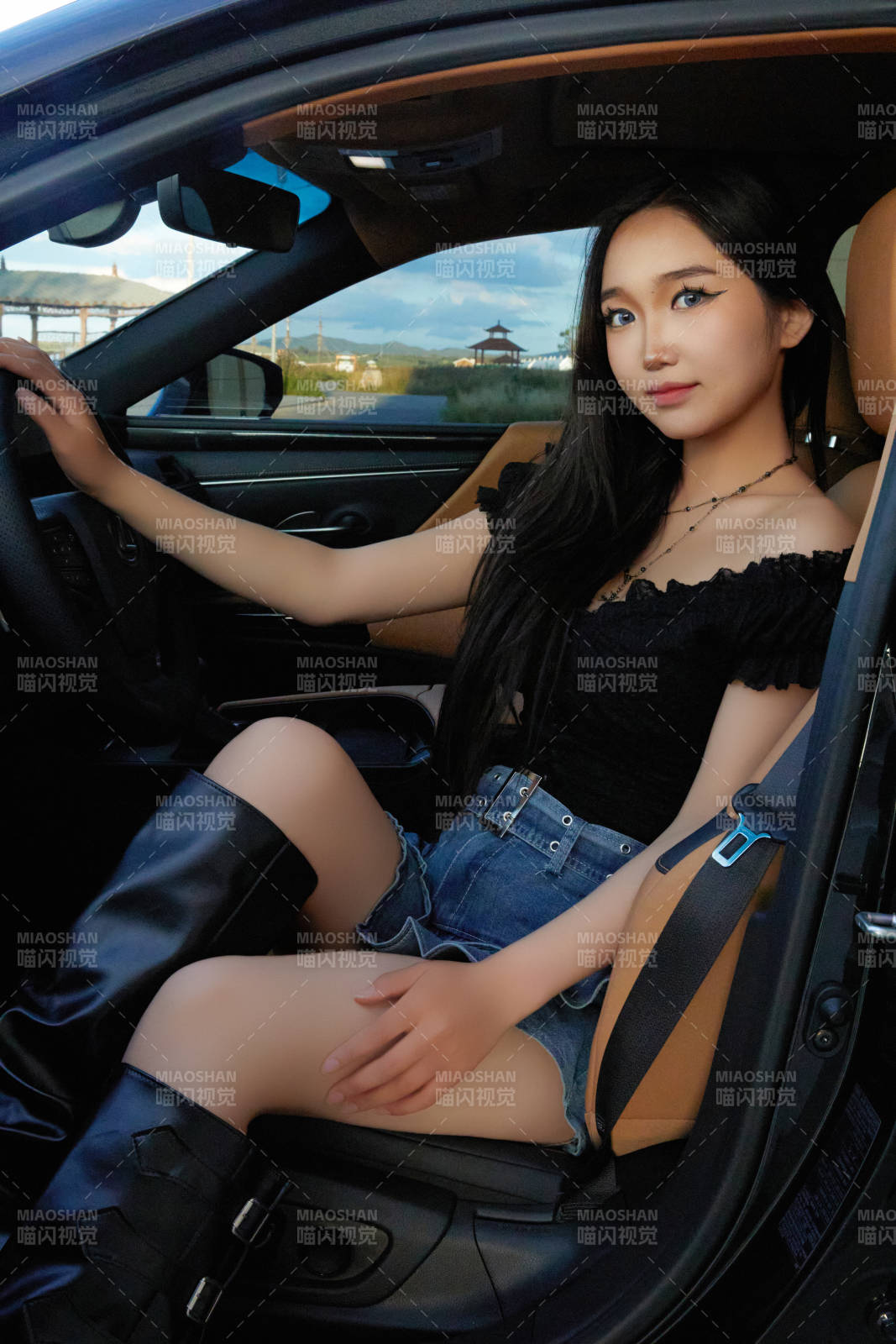 坐在驾驶室里的亚洲青年女性图片