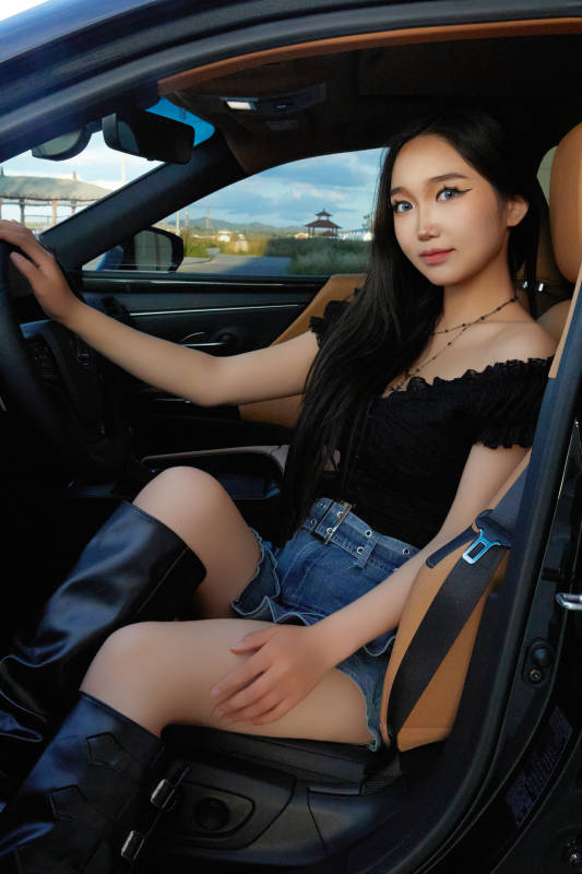 坐在驾驶室里的亚洲青年女性图片