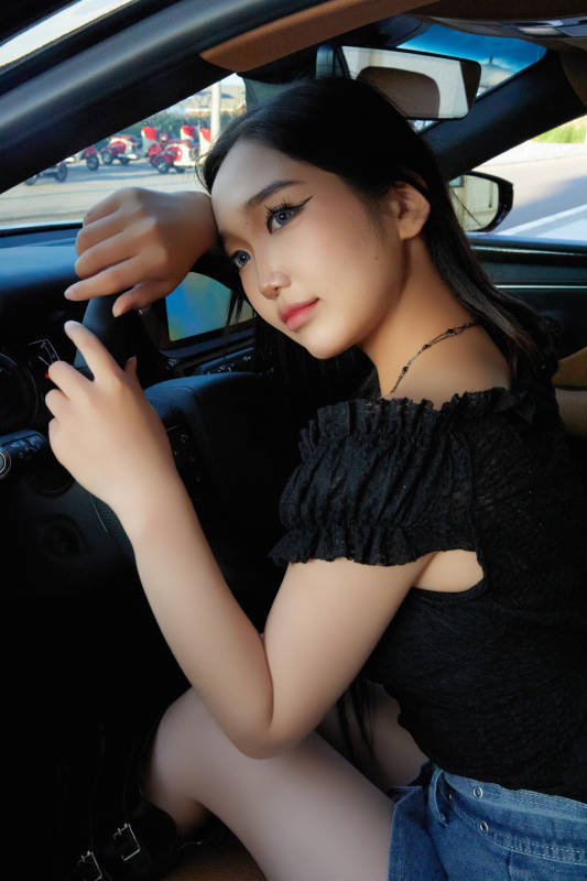 坐在驾驶室里的亚洲青年女性图片