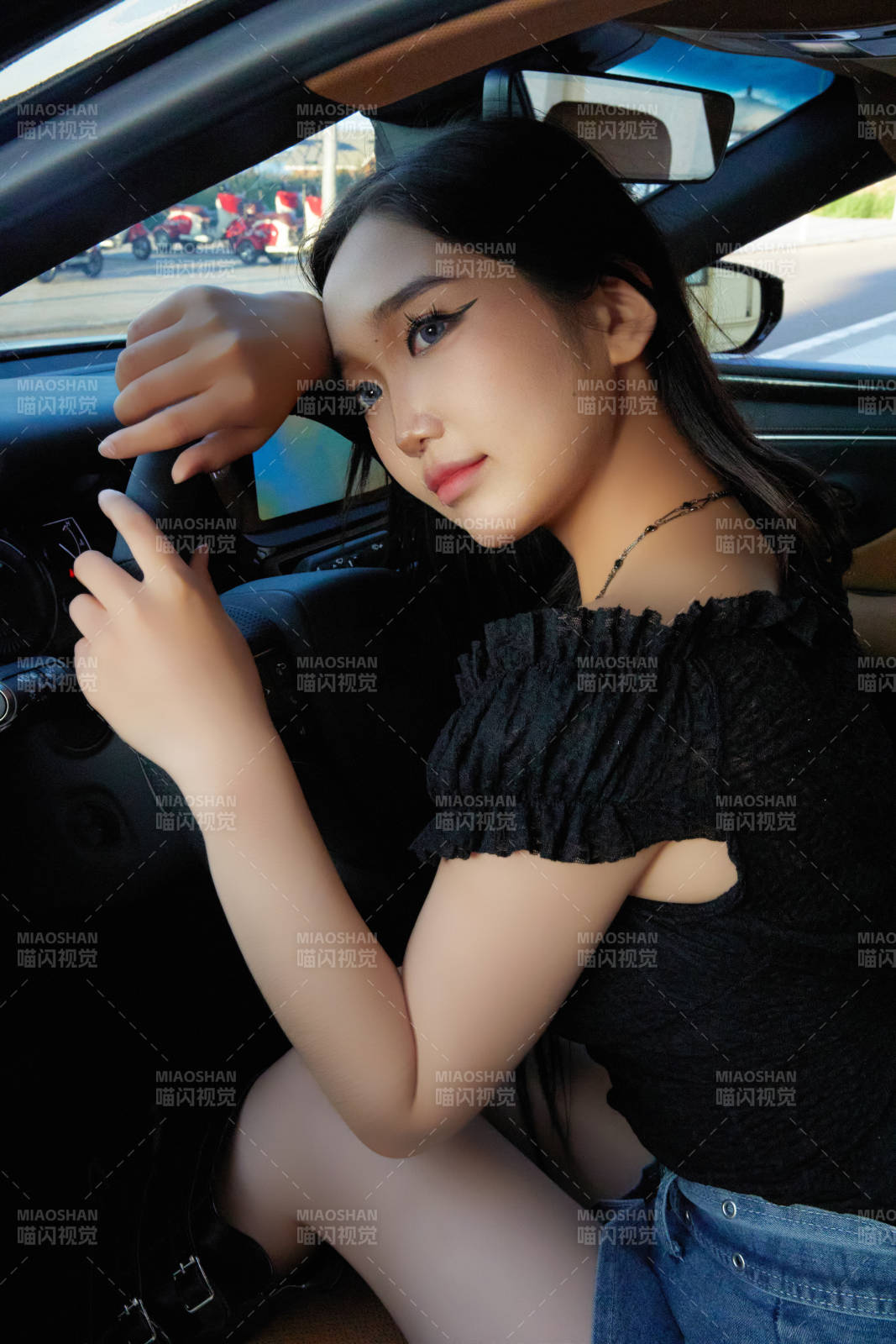 坐在驾驶室里的亚洲青年女性图片