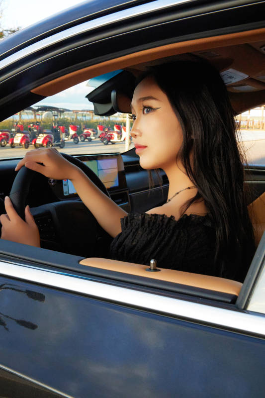 坐在驾驶室里的亚洲青年女性图片