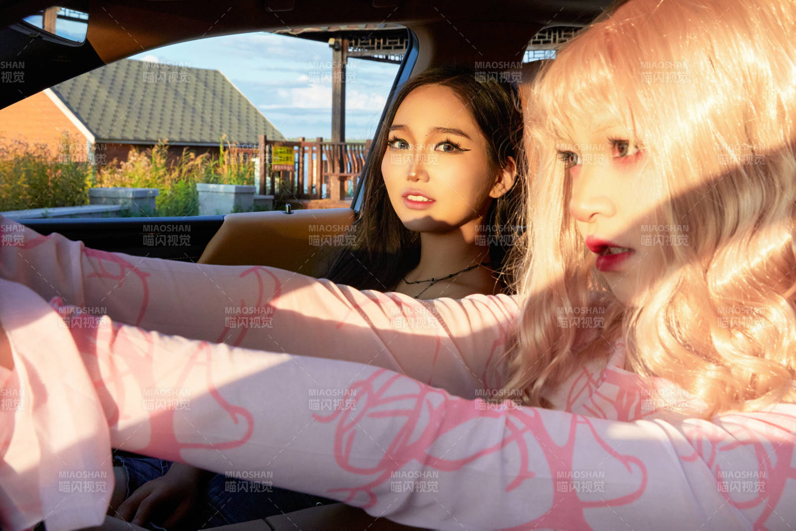 坐在驾驶室里的亚洲青年女性图片